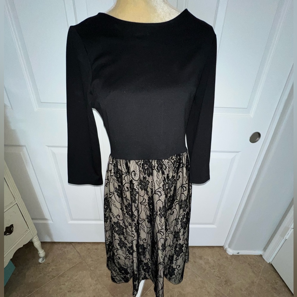 $3 BEAUTIFUL BLACK LACE DRESS SIZE MED. $3 WHEN BUNDLED - Picture 2 of 8